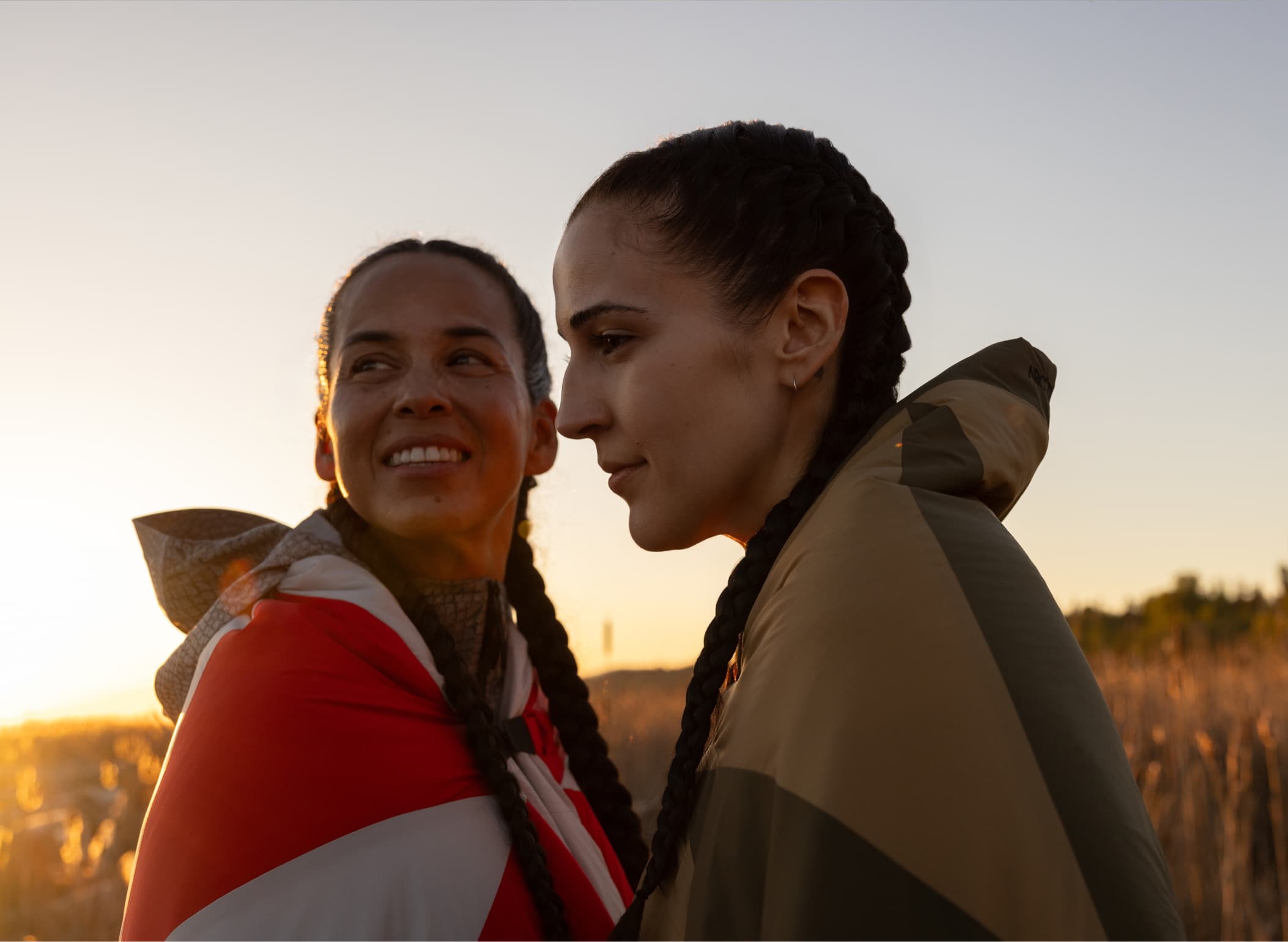 xʷməθkʷəy̓əm(Musqueam) 원주민 공동체 출신 Larissa Grant와 Faith Sparrow-Crawford