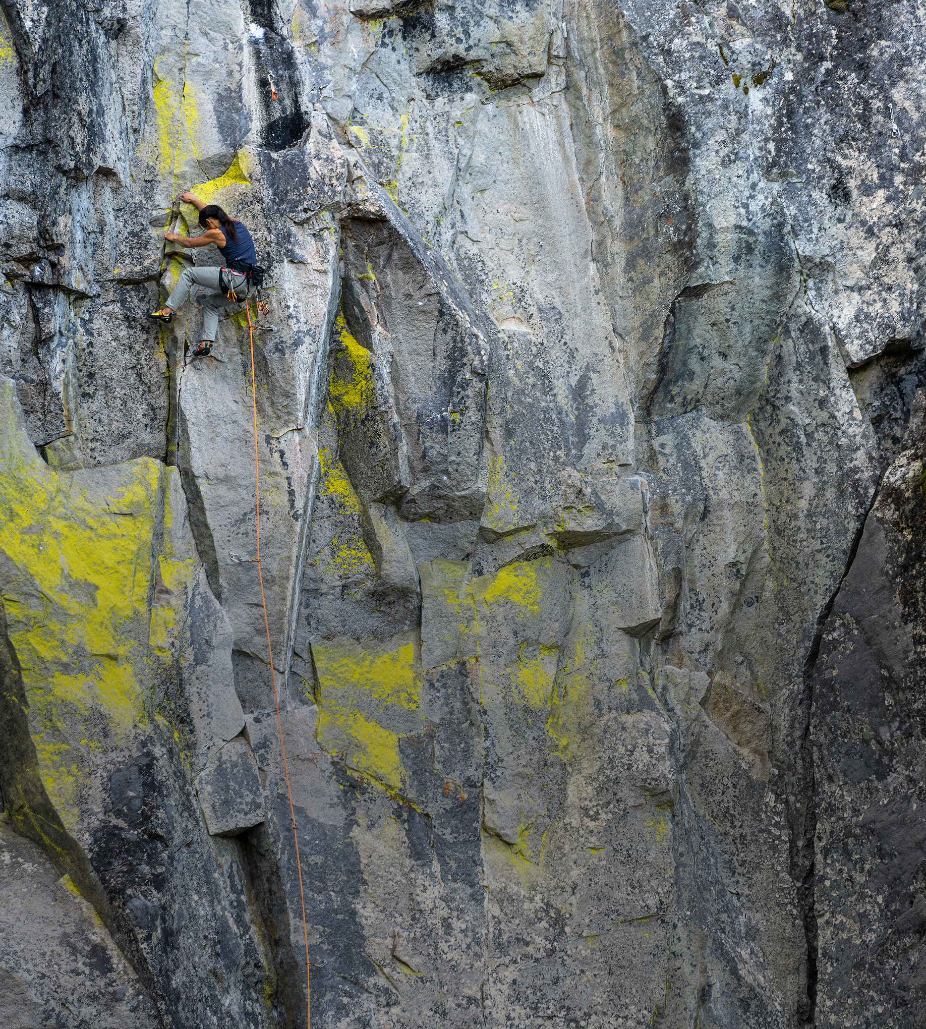 panel2_arcteryx-woman-cliff