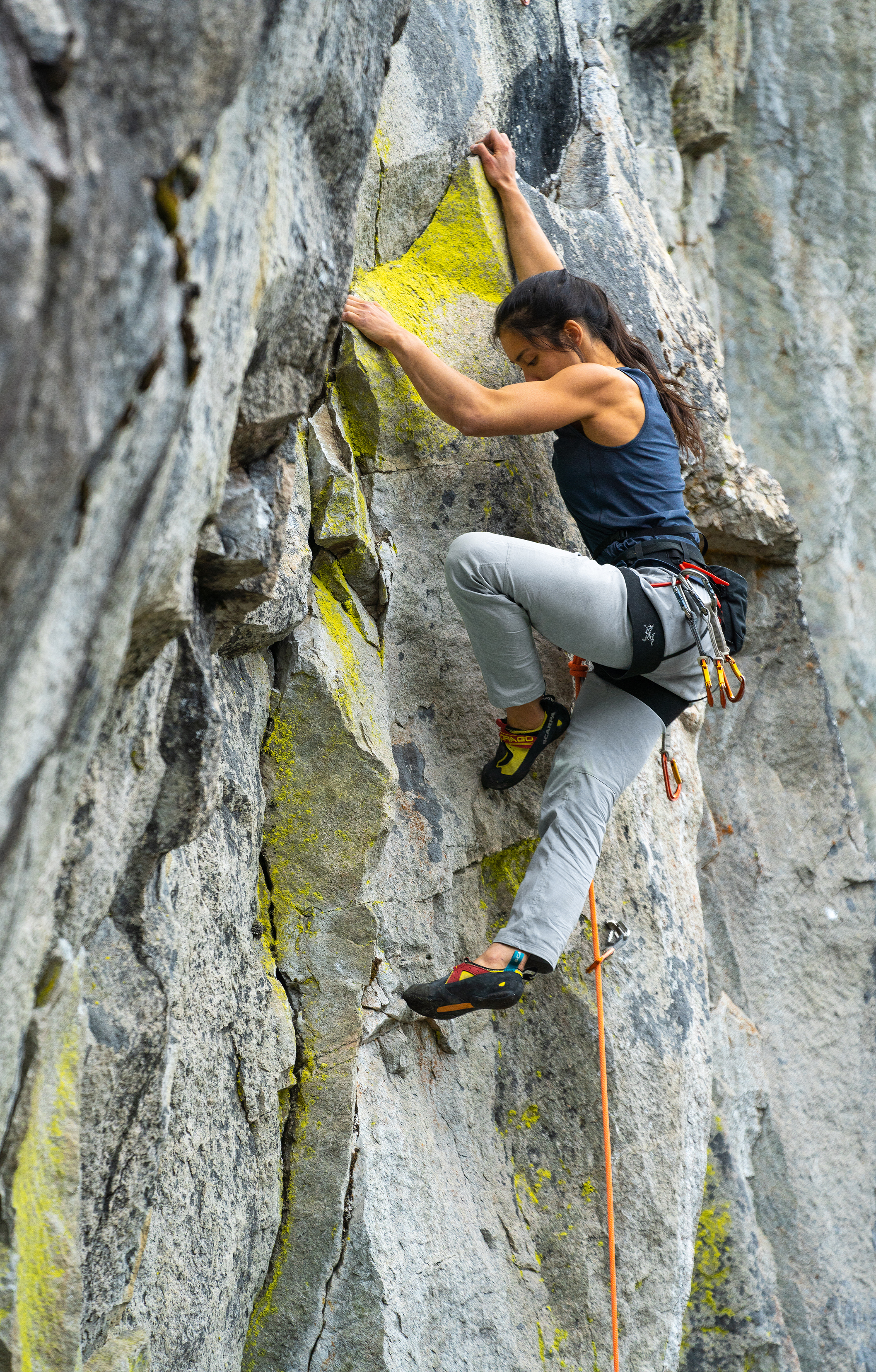 panel4_arcteryx-woman-climbing-cliff