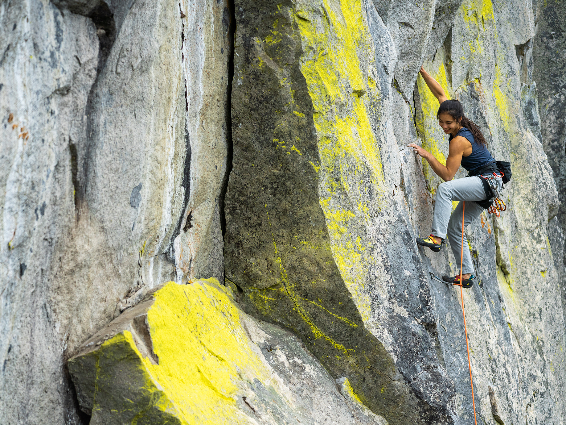 panel5_arcteryx-woman-cliff